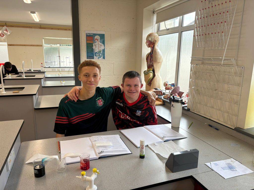 Cairdeas enjoying science